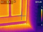 Wärmebildkamera - Undichtes Hauseingangselement - Holztür aus 1992 - Außenansicht
